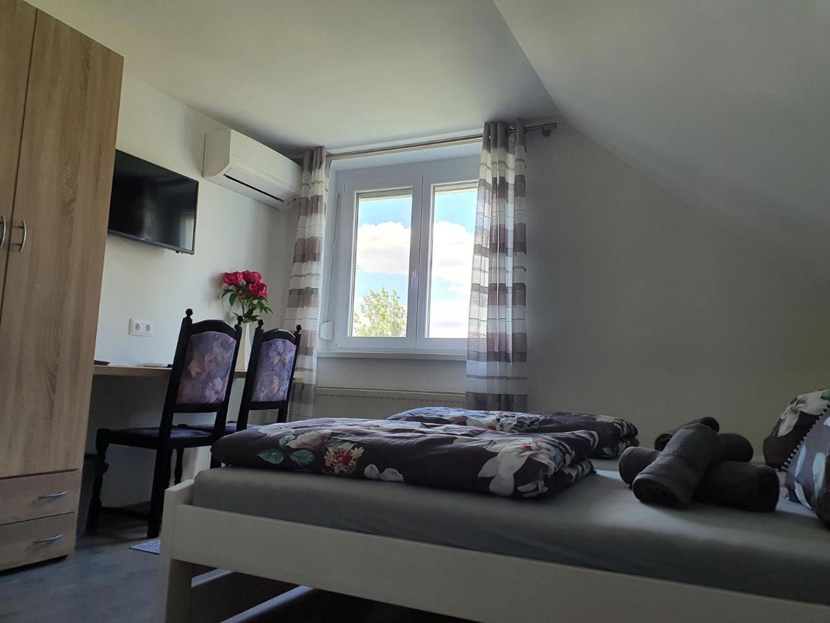 Bed and Breakfast Monostor Panzió Komárom Exterior foto